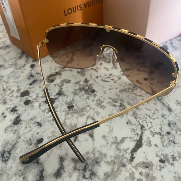 Louis Vuitton Sunglasses - Picture 3 of 4